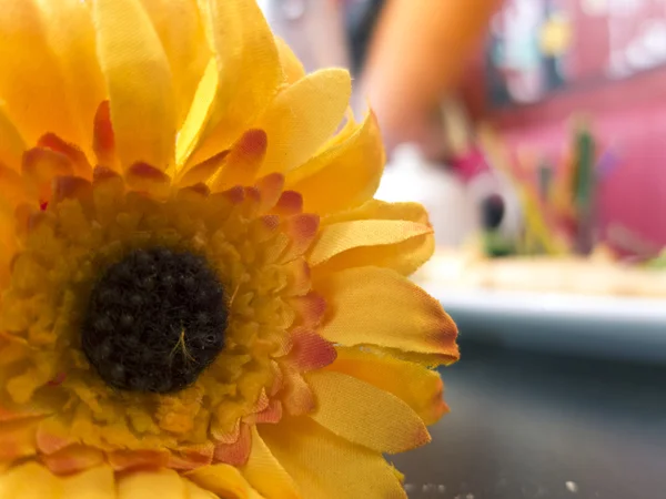 bulanık arka planda masada yalan kumaş çiçek yaprakları ile yapılan