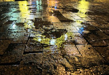 Islak yolda yansıyan Sarı kemer ışık