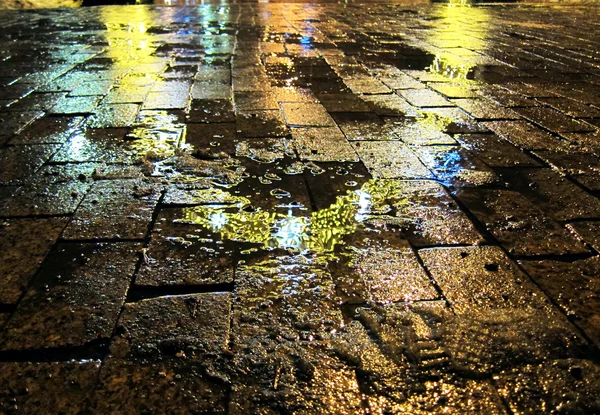 Islak yolda yansıyan Sarı kemer ışık