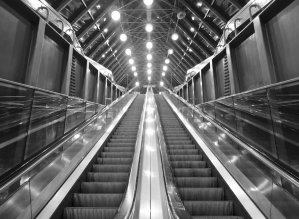 Tünelde yürüyen merdiven.