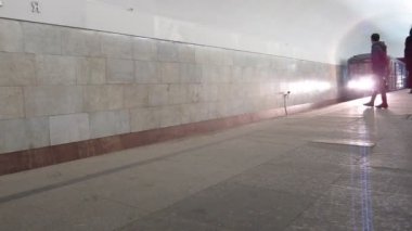 Moskova - 21 Şubat: Metro tren istasyonunda geldi. Rusya, Moskova, 2016