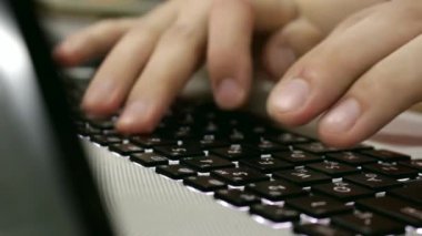 bir bilgisayarda yazarak