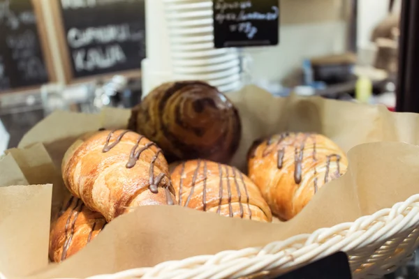 Kruvasan ve meyveli kek