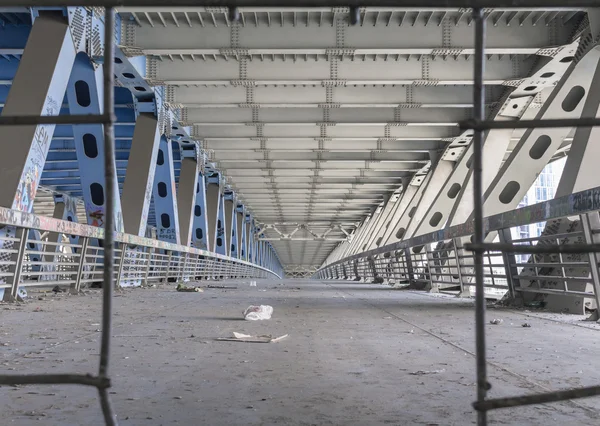 Mesafe içine uzanan yaya köprüsü