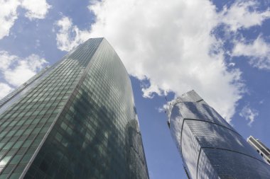 gökdelenler ile bulutlar