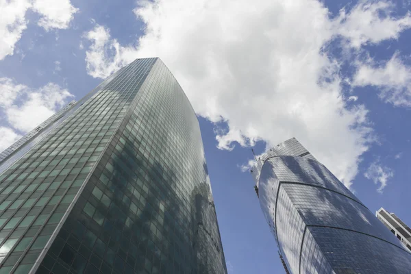 gökdelenler ile bulutlar