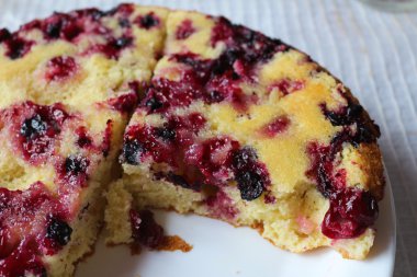 Siyah kuş üzümü ile taze pişmiş pasta