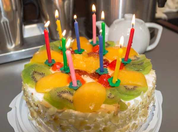 Meyveli ve kremalı kek.