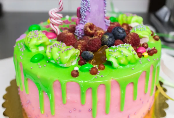 Jasný a krásný dort s ovocem v polevě — Stock fotografie