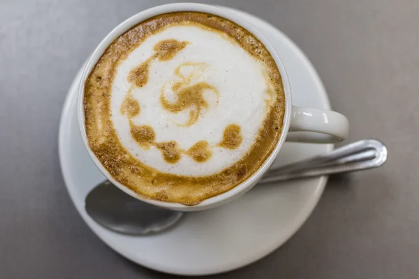 Kapuçino masada bir fincan