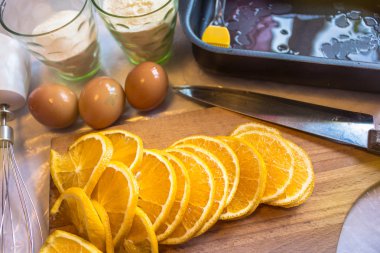 Mutfakta yemek yapmak.