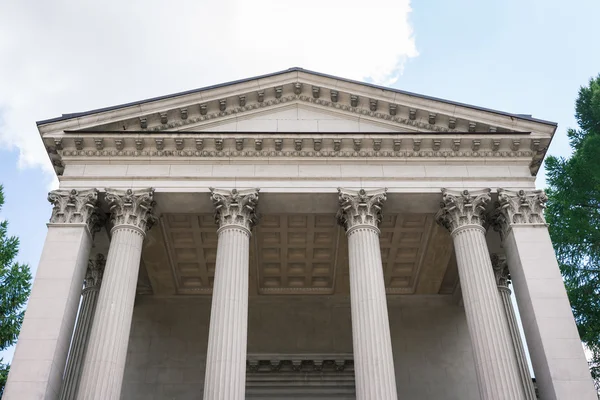 İyonik siparişle bina