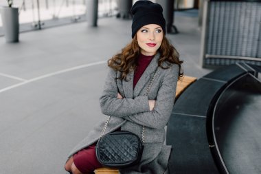 Office buinding oturan genç kadın