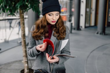 Office buinding oturan genç kadın