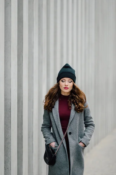 Frau steht mit verschwommenem Hintergrund auf der Straße — Stockfoto