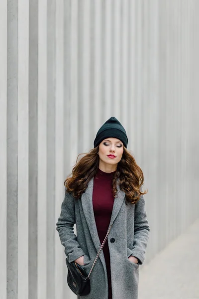 Женщина, стоящая на улице с размытым фоном — стоковое фото