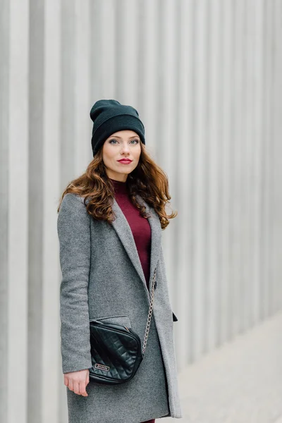 Frau steht mit verschwommenem Hintergrund auf der Straße — Stockfoto