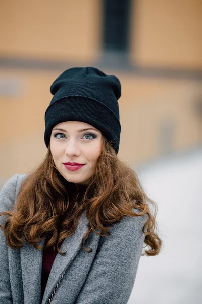 Femme debout dans la rue avec un fond flou — Photo