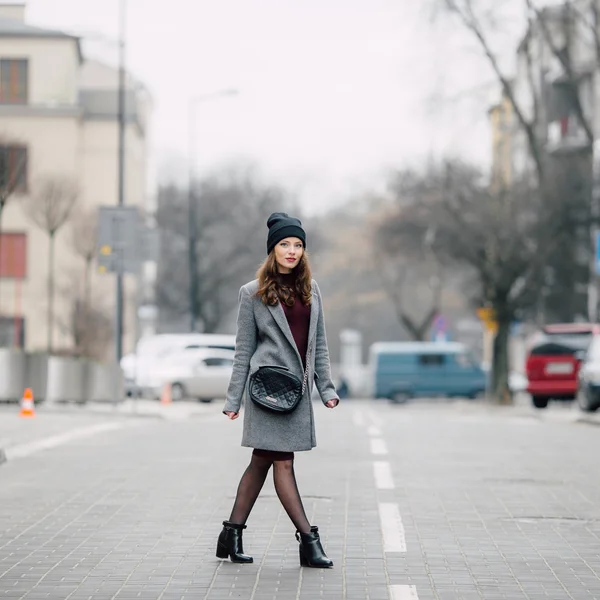 Mujer de pie en la calle con fondo borroso — Foto de Stock