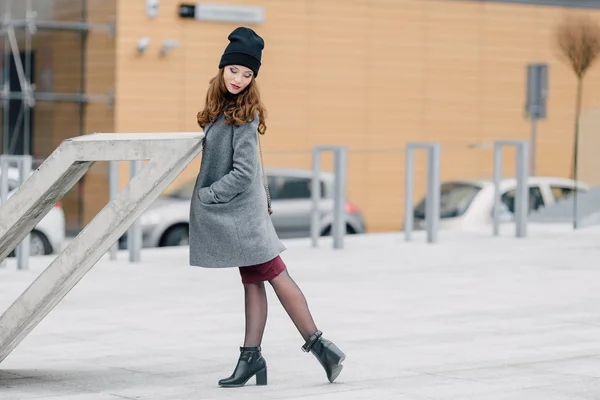 Femme debout dans la rue avec un fond flou — Photo