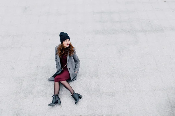 Sokakta oturan genç kadın. — Stok fotoğraf