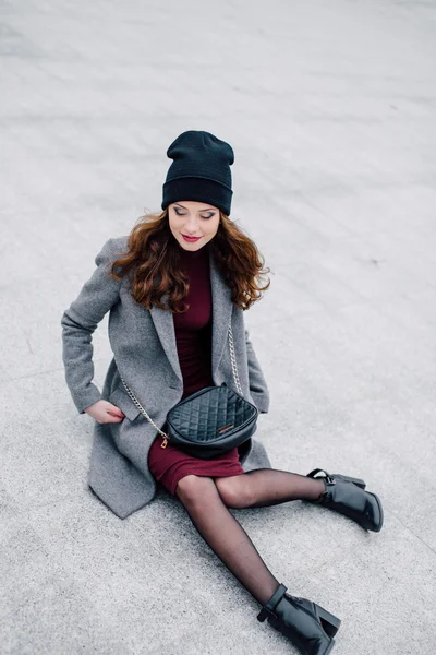 Young woman sitting on the street — Stock Photo, Image