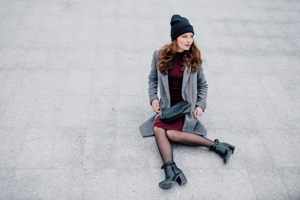 Ung kvinna sitter på gatan — Stockfoto