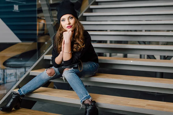 Junge Frau sitzt im Büro buinding — Stockfoto