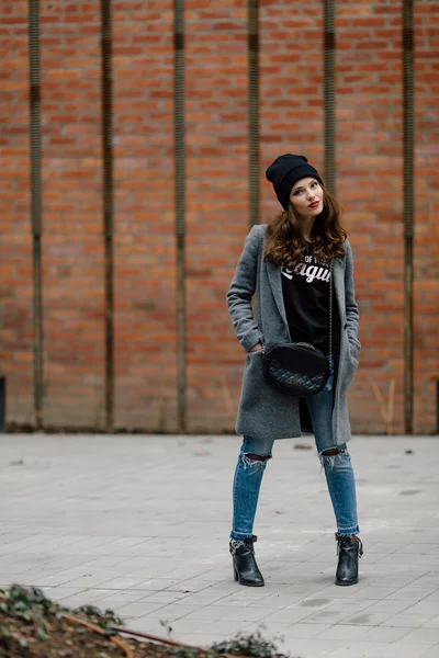 Femme debout dans la rue avec un fond flou — Photo