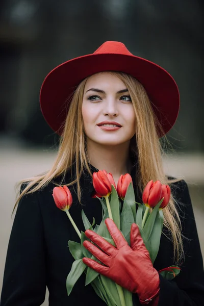 Femeie în picioare pe fundal parc cu flori — Fotografie, imagine de stoc