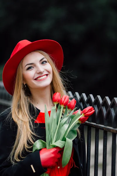 Femeie în picioare pe fundal parc cu flori — Fotografie, imagine de stoc