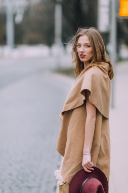 Çiçekli park arka plan üzerinde duran kadın