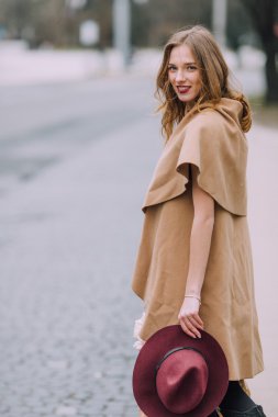 Çiçekli park arka plan üzerinde duran kadın