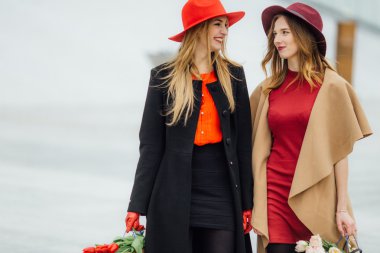 İki birbirleriyle konuşmak sokaklarda yürüyen kadın meşgul