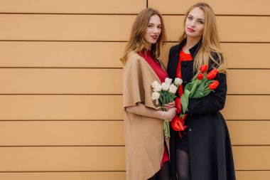 İki birbirleriyle konuşmak sokaklarda yürüyen kadın meşgul