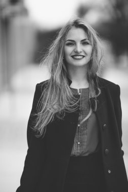 Çiçekli park arka plan üzerinde duran kadın