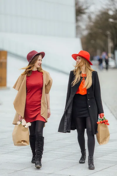 Två upptagen kvinna gå på gatan, prata med varandra — Stockfoto