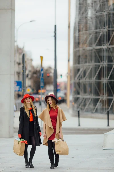 Zwei geschäftige Frauen, die auf der Straße gehen und miteinander reden — Stockfoto