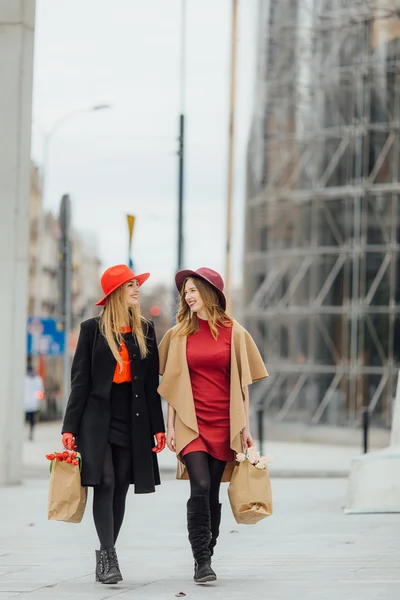 Duas mulheres ocupadas andando na rua, conversando umas com as outras — Fotografia de Stock