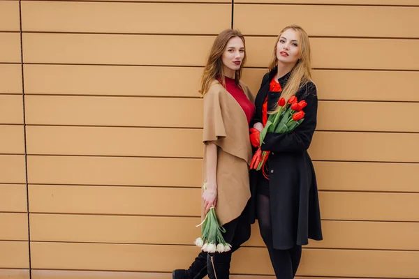 Deux femmes occupées marchant dans la rue, parlant entre elles — Photo