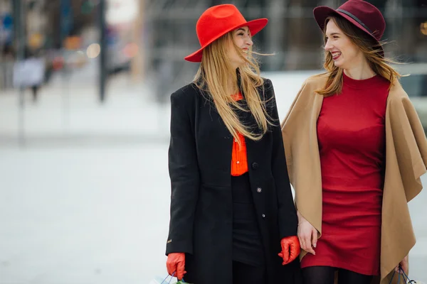 Zwei geschäftige Frauen, die auf der Straße gehen und miteinander reden — Stockfoto