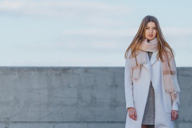 Genç güzel kız model Park üzerinde poz