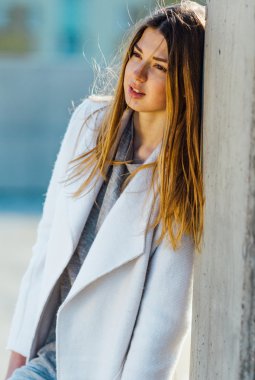 Genç güzel kız model Park üzerinde poz