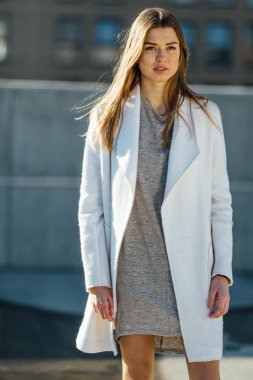 Genç güzel kız model Park üzerinde poz