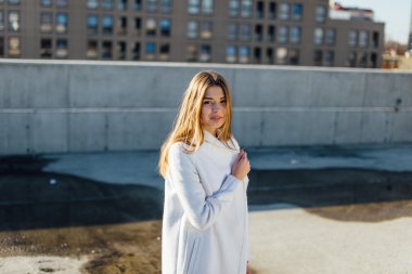 Genç güzel kız model Park üzerinde poz