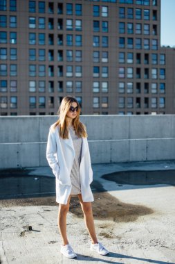 Genç güzel kız model Park üzerinde poz