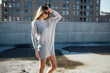 Genç güzel kız model Park üzerinde poz