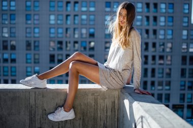 Genç güzel kız model Park üzerinde poz