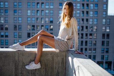 Genç güzel kız model Park üzerinde poz