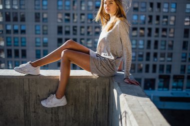 Genç güzel kız model Park üzerinde poz